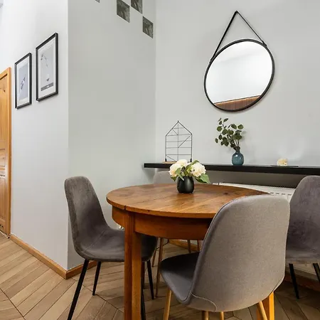 Classy Old Town - By Upstairs Apartment *
